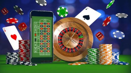 Pengguna memeriksa pengaturan akun mobile